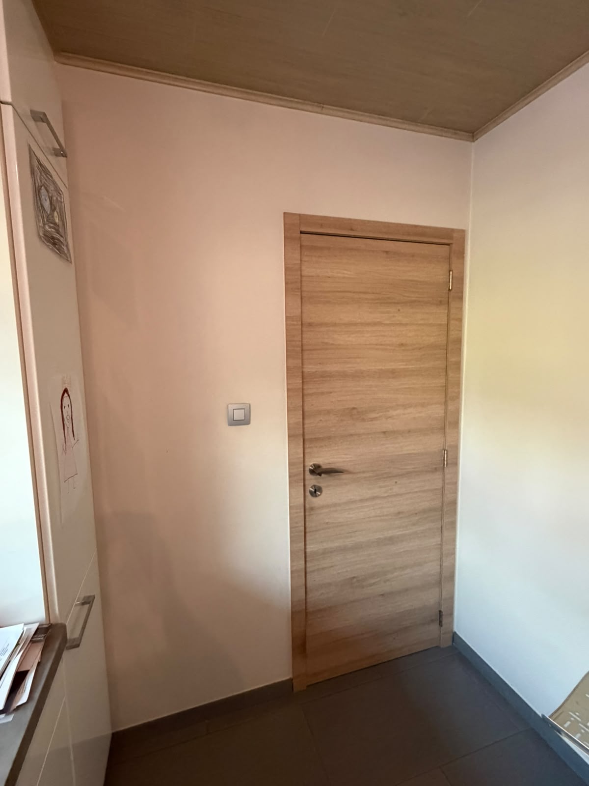 Binnenmuur boven een houten deur voor de plaatsing van de airco