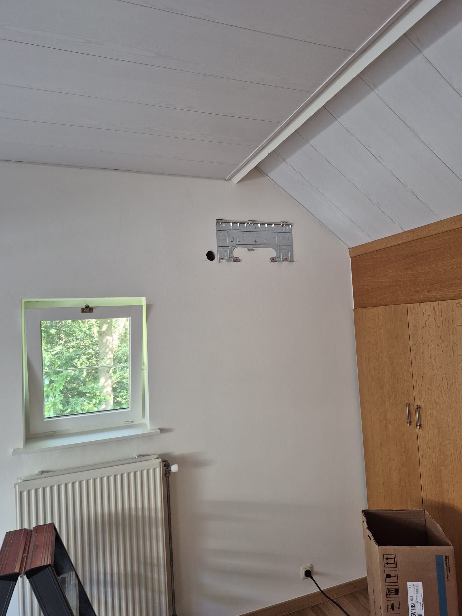 Zoldermuur met montageplaat voor de plaatsing van de airco