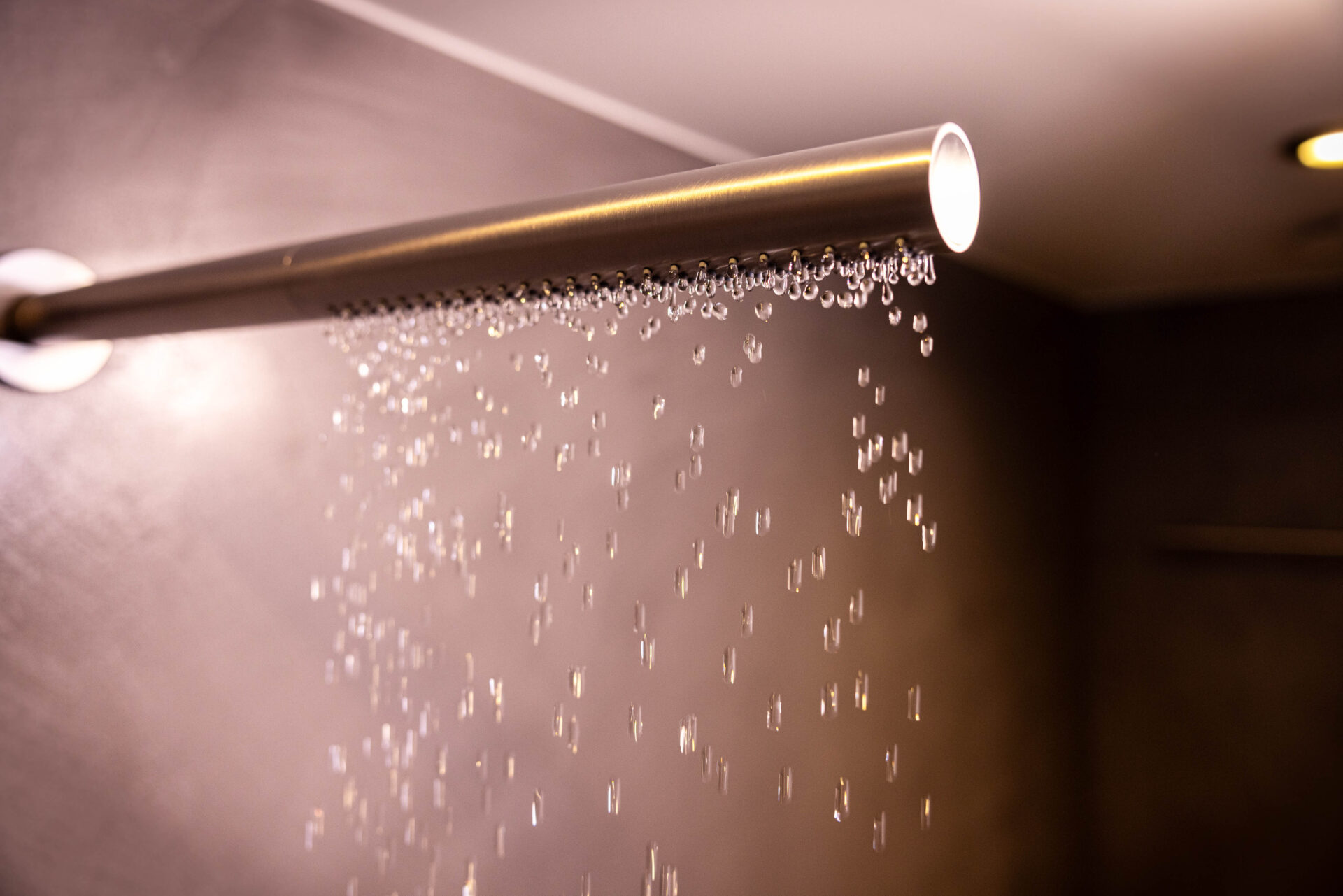 Regendouche boven een waterbestendig afgewerkte douchezone